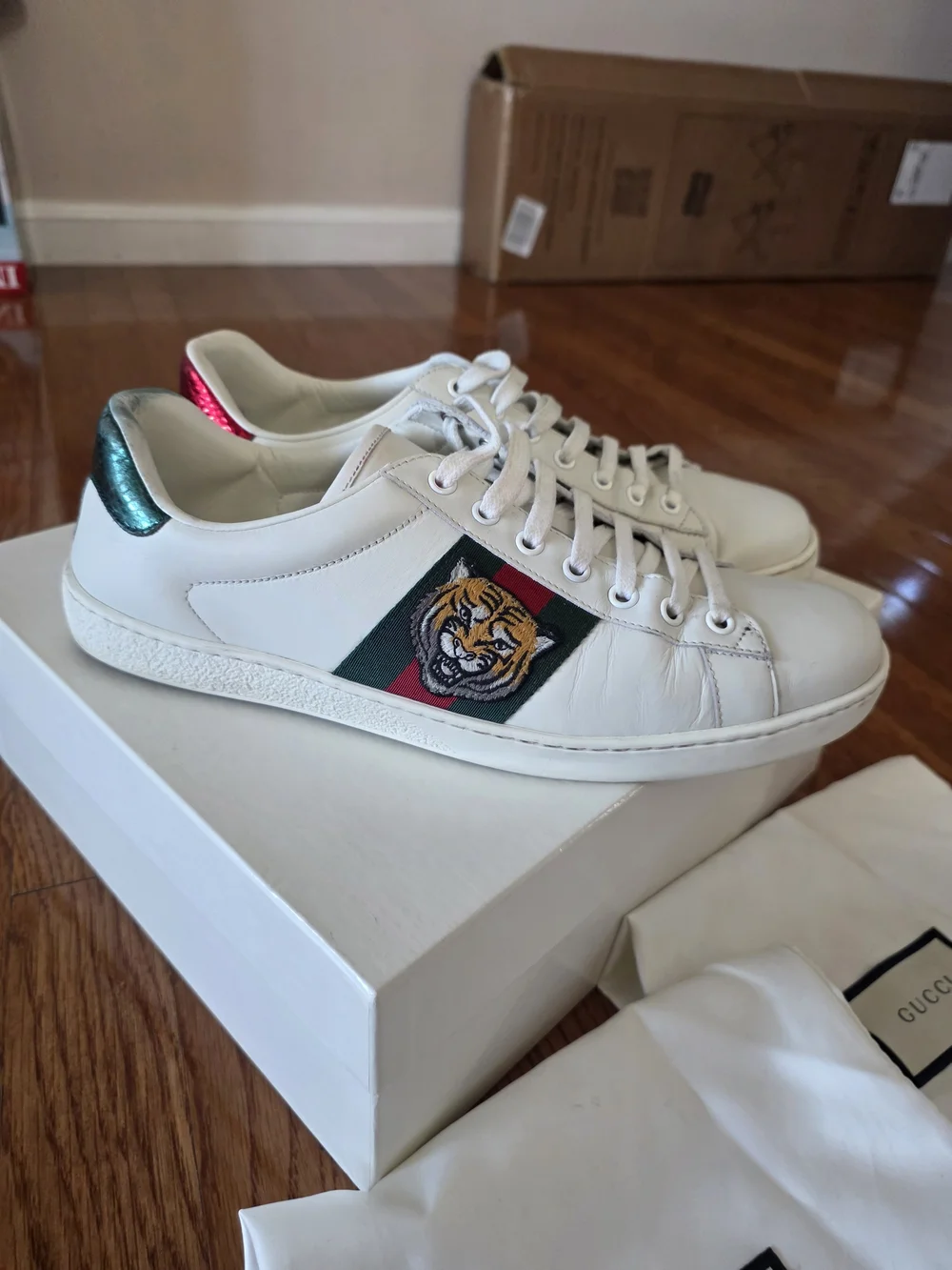 Gucci White Leather Tiger Patch Low-Top Sneakers